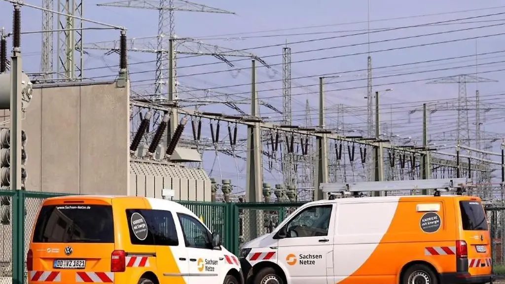 Zwei-Wagen-der-Sachsen-Netze-stehen-vor-dem-Umspannwerk-Dresden-Sued