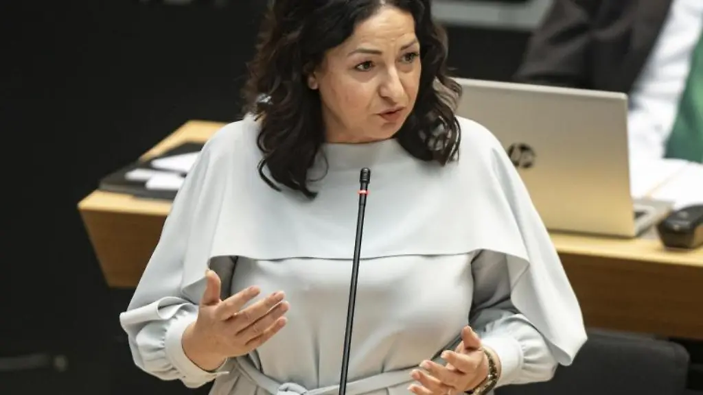 Dilek-Kalayci-SPD-spricht-im-Berliner-Abgeordnetenhaus
