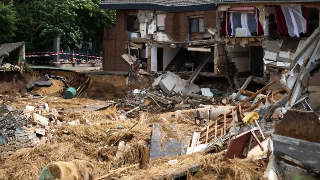 Haeuser-sind-in-Folge-der-Unterspuelung-durch-das-Hochwasser-eingestuerzt-oder-einsturzgefaehrdet