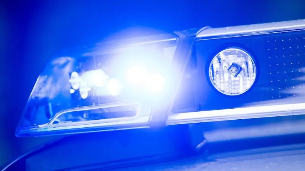 Ein-Blaulicht-leuchtet-auf-dem-Dach-einer-Polizeistreife