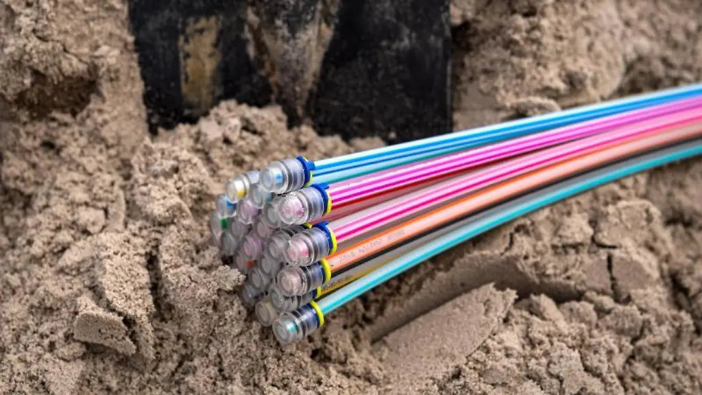 Glasfaserkabel-liegen-auf-einer-Baustelle