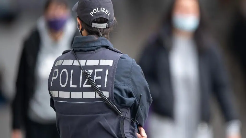 Eine-Polizistin-Blickt-zu-Passanten