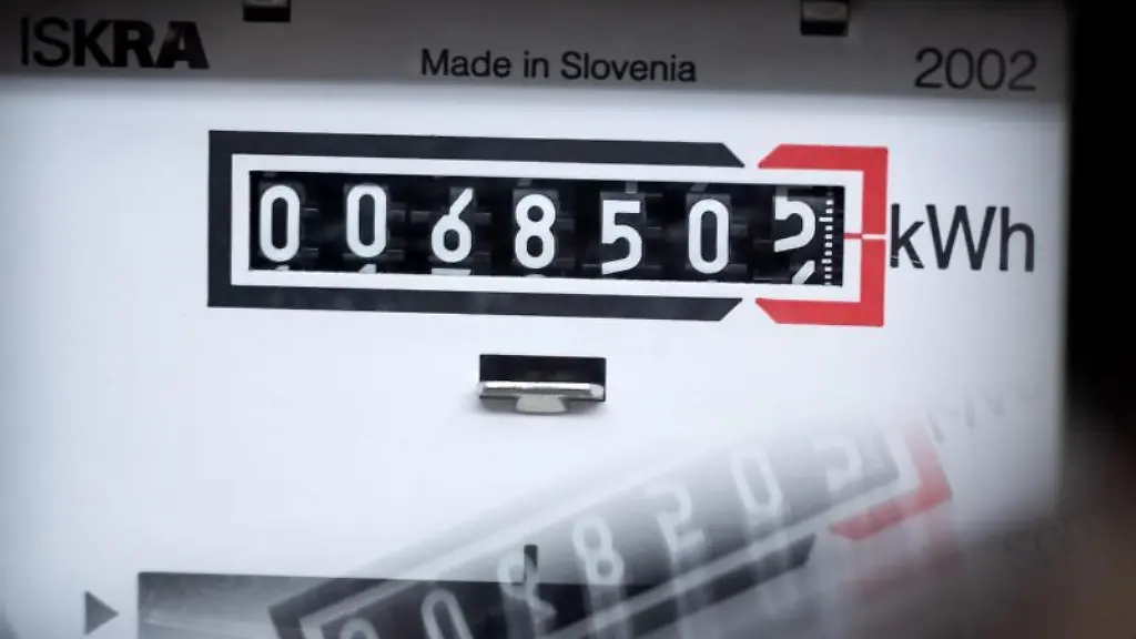 Ein-Stromzaehler-zeigt-in-einem-Mietshaus-die-verbrauchten-Kilowattstunden-an