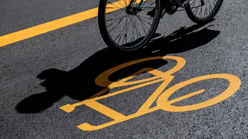 Ein-Fahrradfahrer-faehrt-auf-einem-Fahrradweg