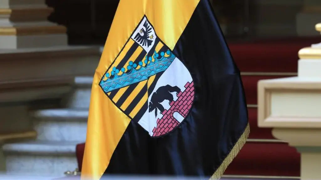 Eine-Fahne-des-Landes-Sachsen-Anhalt-steht-in-der-Staatskanzlei