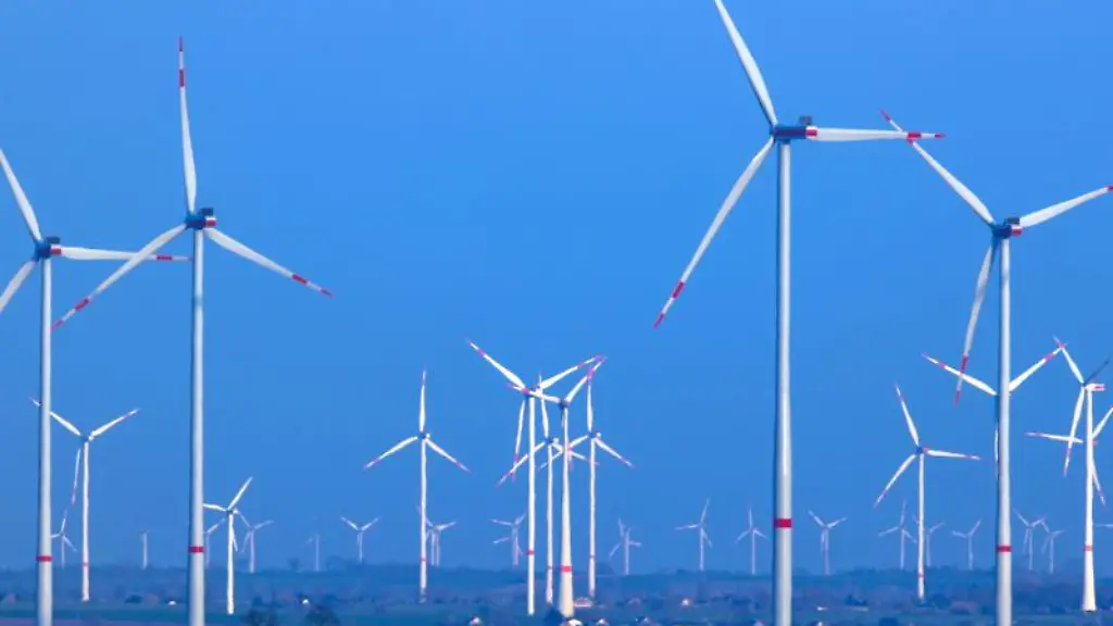 Windraeder-drehen-sich-nach-Sonnenuntergang-in-einem-Windpark