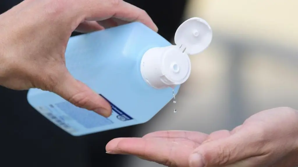 Desinfektionsmittel-wird-aus-einer-Flasche-auf-eine-Hand-gegossen