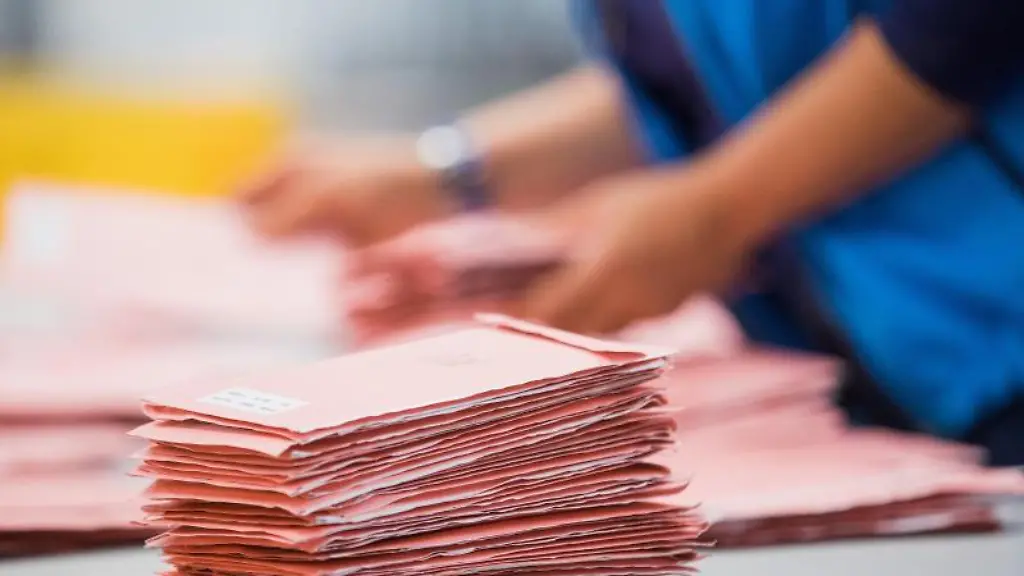 Wahlhelfer-sortieren-Wahlbriefe