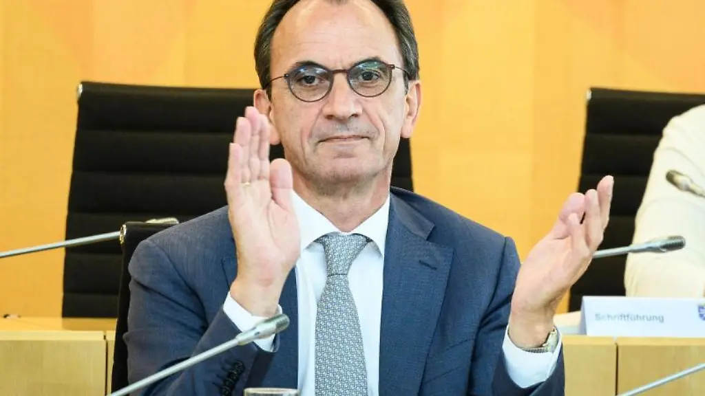 Michael-Boddenberg-CDU-Finanzminister-von-Hessen-klatscht