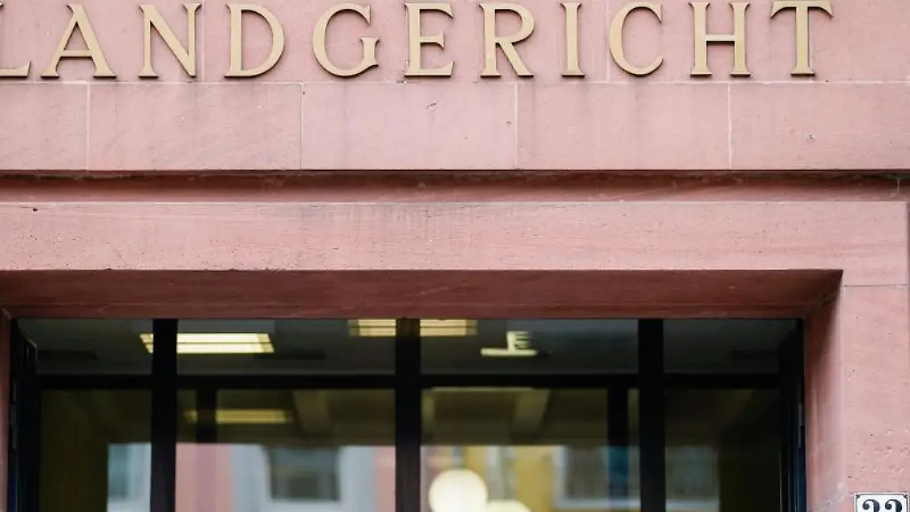 Der-Haupteingang-des-Landgerichts