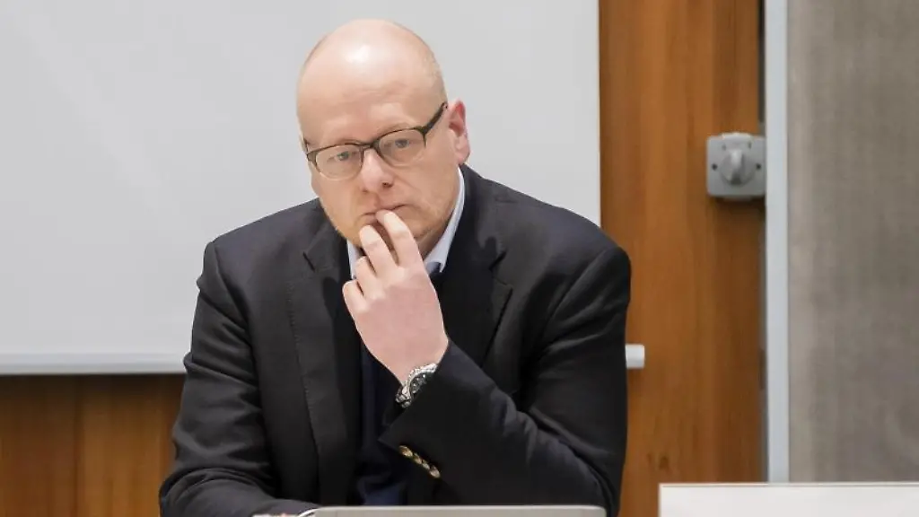 Bernd-Schloemer-FDP-schaut-in-die-Runde