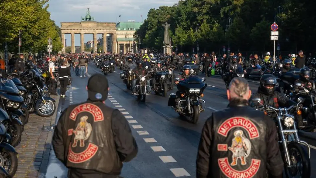 Bei-einem-Motorradkorso-fahren-Teilnehmer-auf-Motorraedern-auf-der-Strasse-des-17-Juni-vor-dem-Brandenburger-Tor