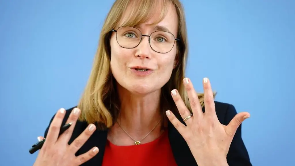 Eva-von-Angern-Spitzenkandidatin-Die-Linke-in-Sachsen-Anhalt