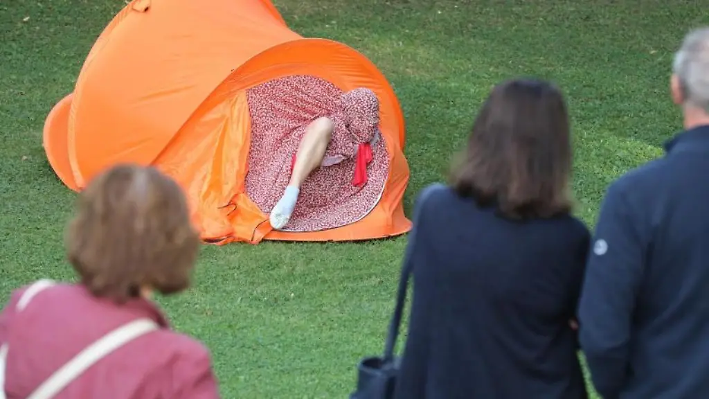 Kuenstler-des-Deutschen-Nationaltheaters-praesentieren-das-Projekt-And-when-we-change