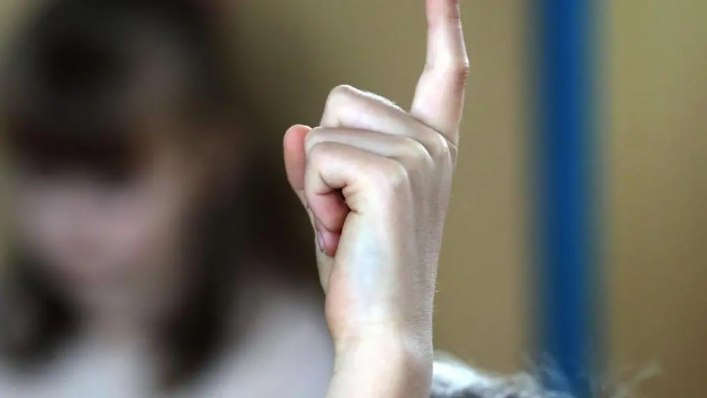 Ein-Schueler-einer-4-Klasse-meldet-sich-in-einer-Grundschule-zu-Wort