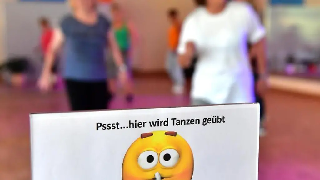 Frauen-tanzen-in-der-Tanzschule-Paunack