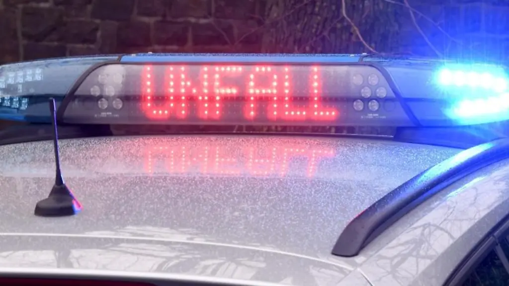 Die-Leuchtschrift-Unfall-auf-dem-Dach-eines-Polizeiwagens