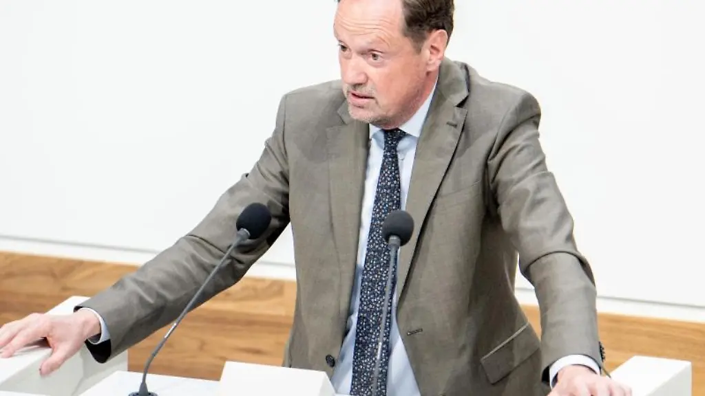 Dirk-Toepffer-Fraktionsvorsitzender-der-CDU-spricht-im-niedersaechsischen-Landtag