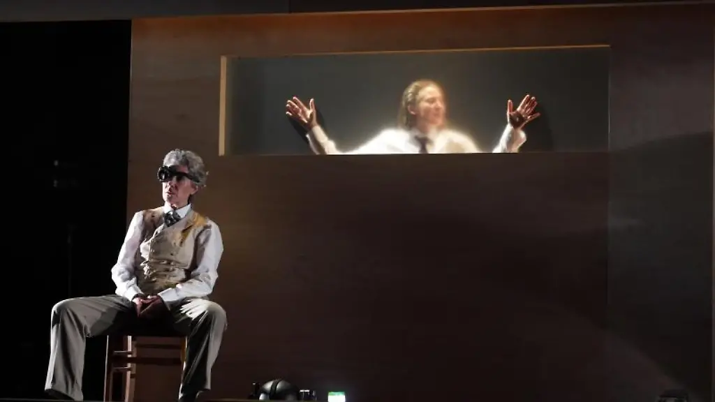 Barbara-Krzoska-als-Gabriel-mit-Schauspielerin-Gaby-Pochert-als-Marc-bei-der-Probe-zum-Stueck-Gabriel