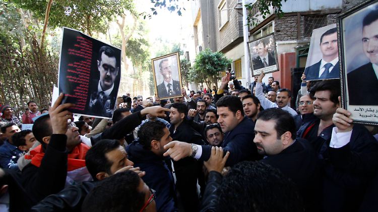 Anhänger und Gegner von Syriens Präsident Assad prallten auch in Kairo vor der syrischen Botschaft aufeinander.