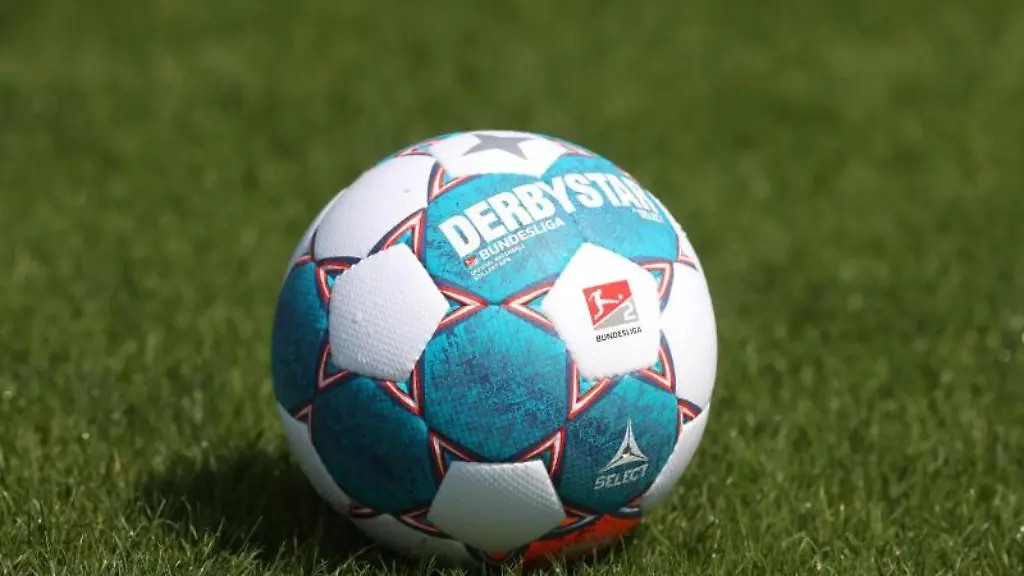 Der-Spielball-liegt-auf-dem-Rasen