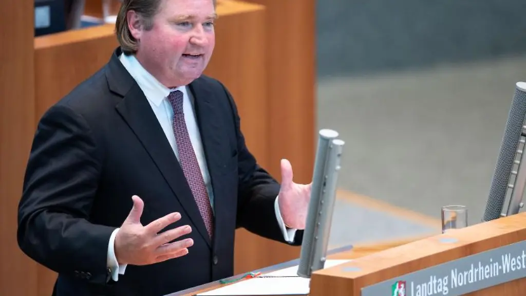 Nordrhein-Westfalens-Finanzminister-Lutz-Lienenkaemper-CDU-spricht-bei-einer-Landtagssitzung