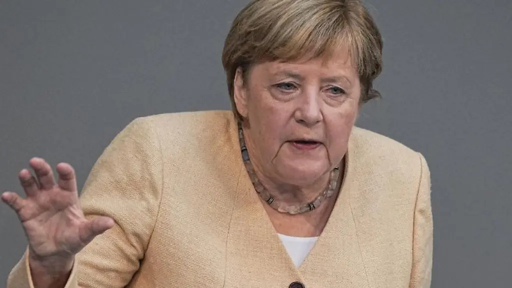 Bundeskanzlerin-Angela-Merkel-CDU-spricht-im-Deutschen-Bundestag