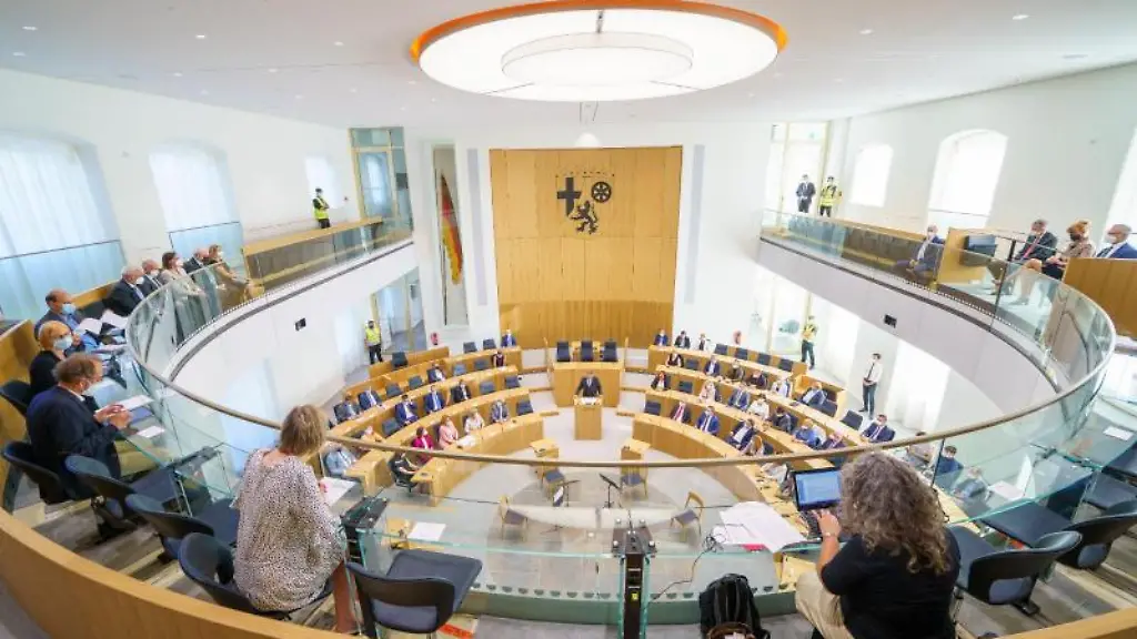 Pressevertreter-und-Gaeste-blicken-im-sanierten-Sitz-des-Landtags-auf-die-Abgeordneten