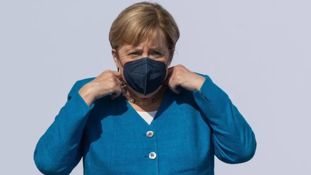 Bundeskanzlerin-Angela-Merkel-waehrend-eines-Rundgangs-bei-der-Firma-Medice-Arzneimittel-Puetter