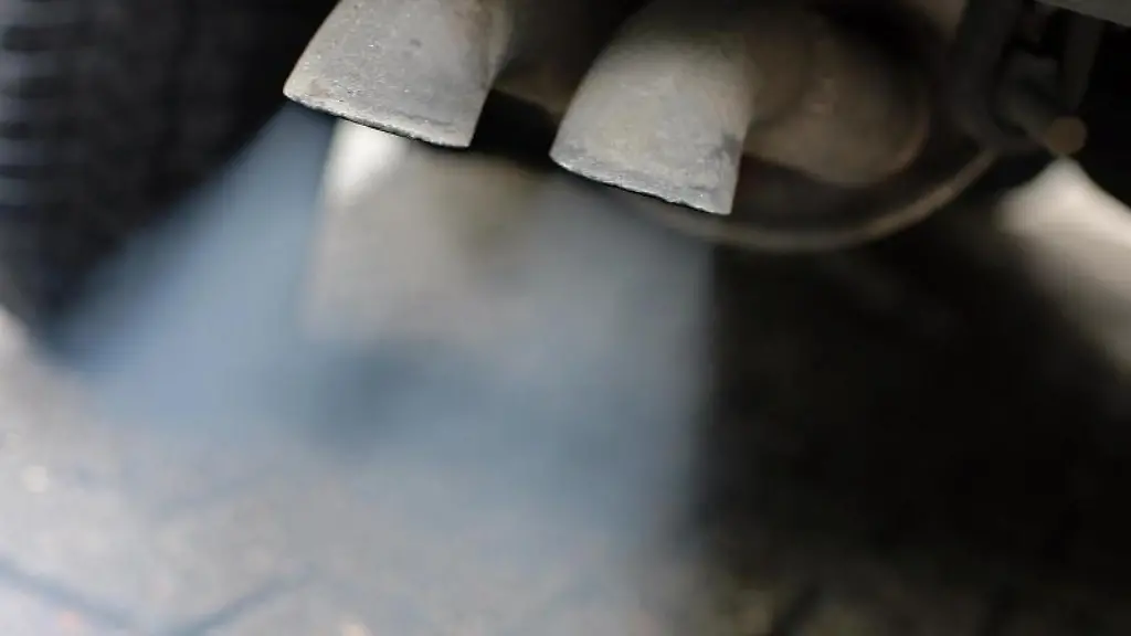 Abgase-stroemen-aus-dem-Auspuff-eines-Fahrzeuges