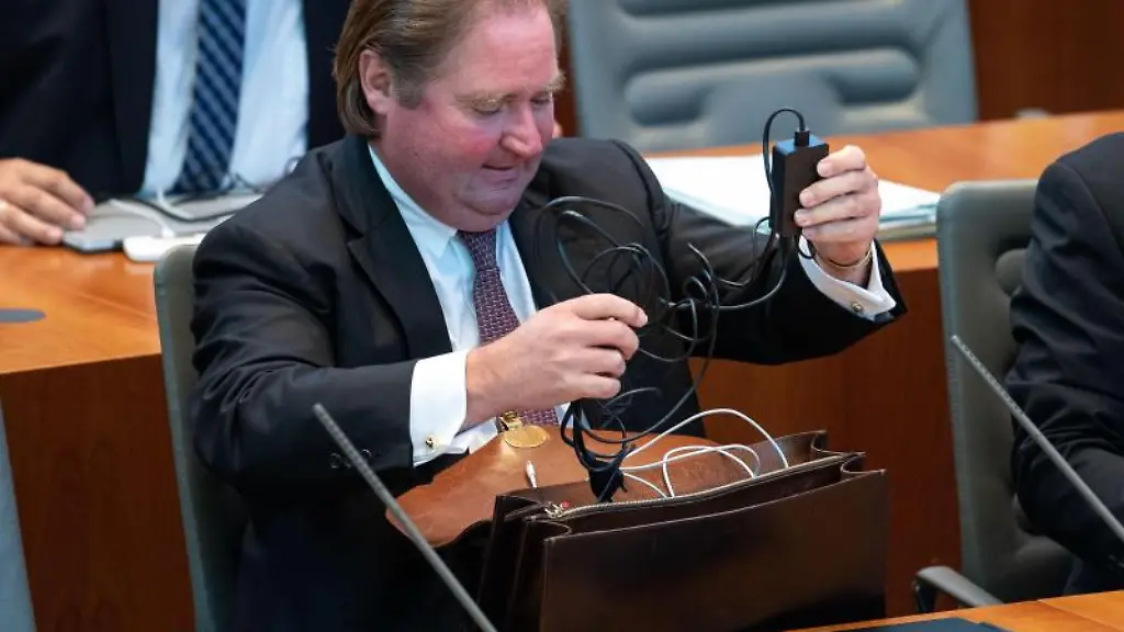 Nordrhein-Westfalens-Finanzminister-Lutz-Lienenkaemper-in-Duesseldorf