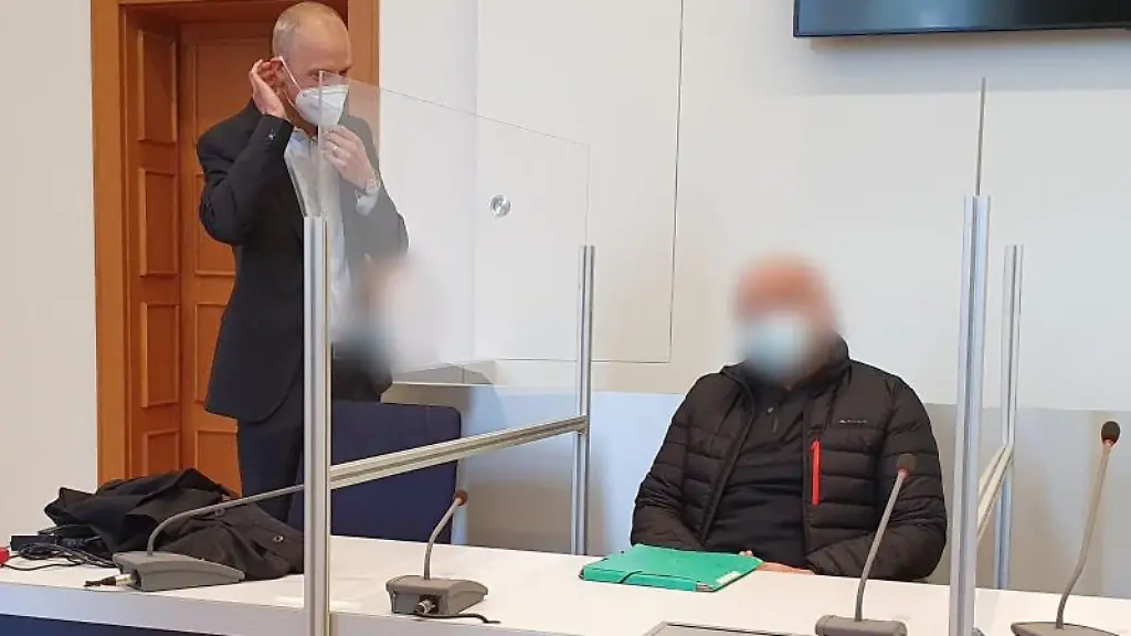 Der-Angeklagte-sitzt-neben-seinem-Anwalt-Henner-Apfel-im-Amtsgericht