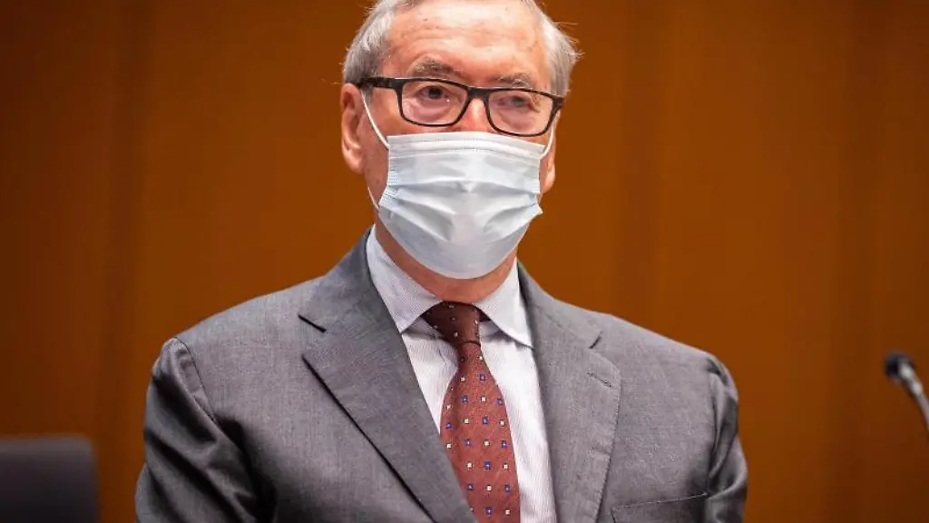 Der-Angeklagte-Horst-Neumann-ehemaliger-Konzernpersonalvorstand-von-VW-sitzt-bei-Prozessauftakt-in-der-Stadthalle-Braunschweig