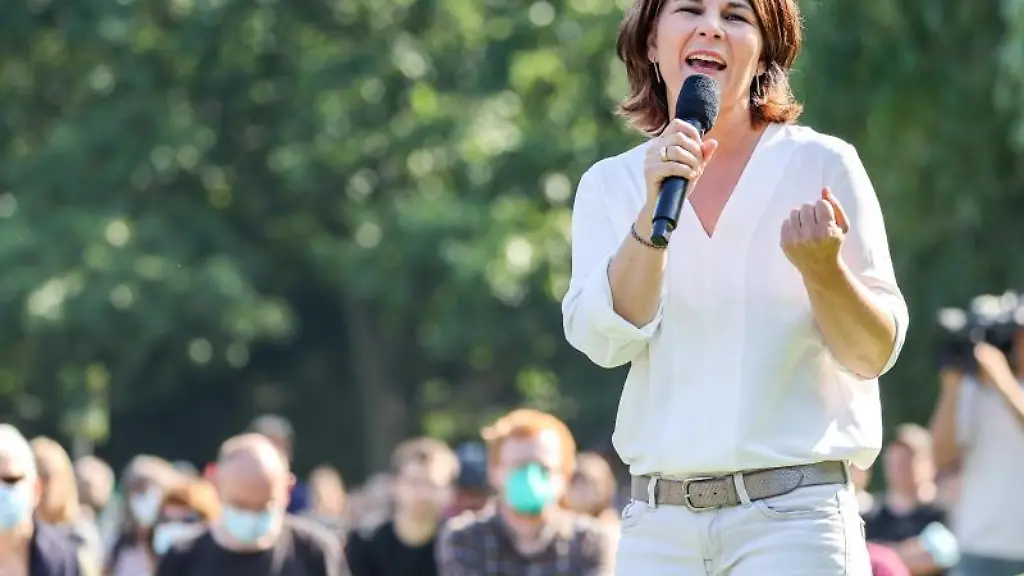 Die-Kanzlerkandidatin-Annalena-Baerbock-Die-Gruenen-spricht-waehrend-einer-Wahlkampfveranstaltung-auf-der-Ziegelwiese