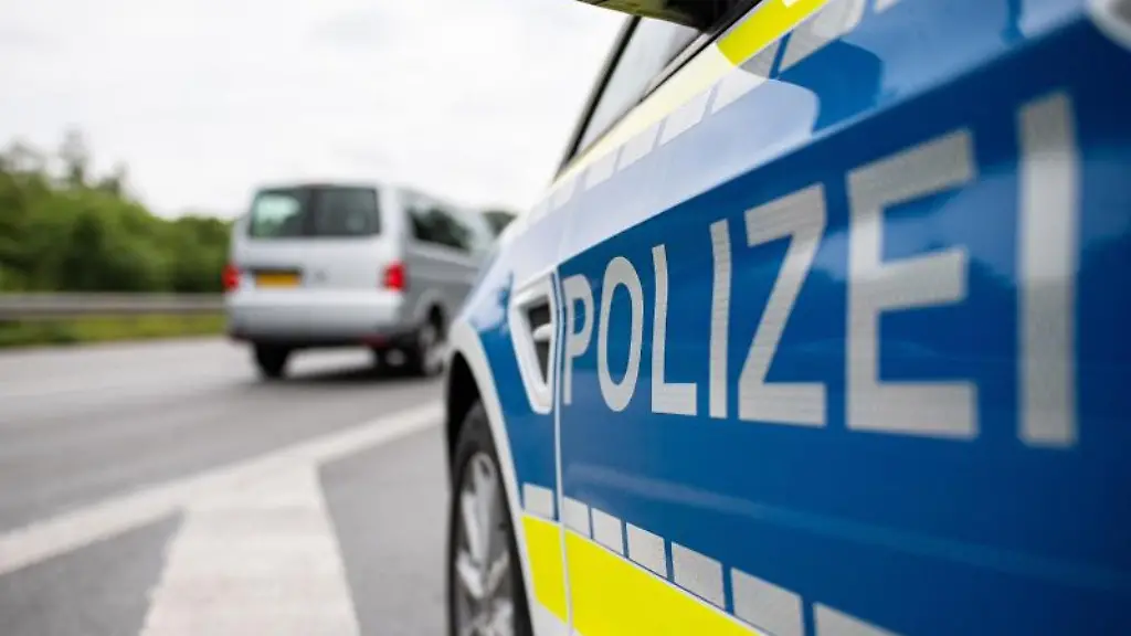 Ein-Streifenwagen-der-Polizei-steht-auf-einer-Strasse