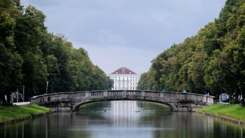 Wolken-ziehen-am-Nymphenburger-Kanal-in-Muenchen-ueber-das-Schloss-Nymphenburg