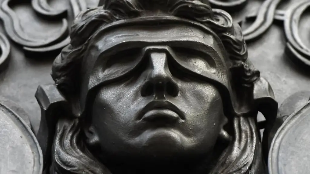 Eine-Figur-der-blinden-Justitia