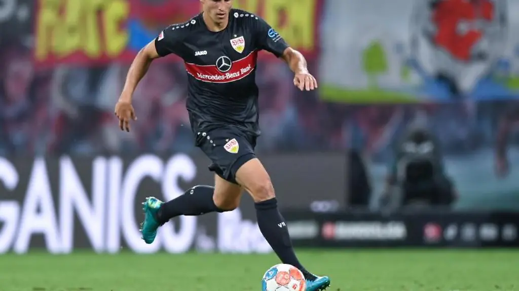 VfB-Stuttgarts-Marc-Oliver-Kempf-am-Ball