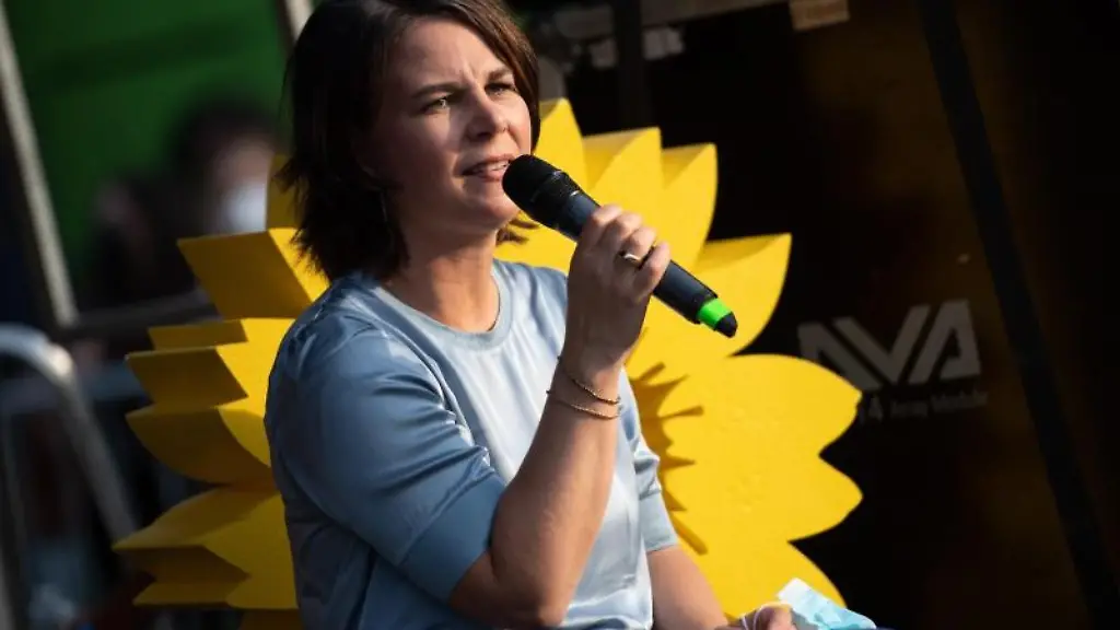 Annalena-Baerbock-Kanzlerkandidatin-und-Parteivorsitzende-von-Buendnis-90-Die-Gruenen-spricht-bei-einer-Kundgebung-der-Partei