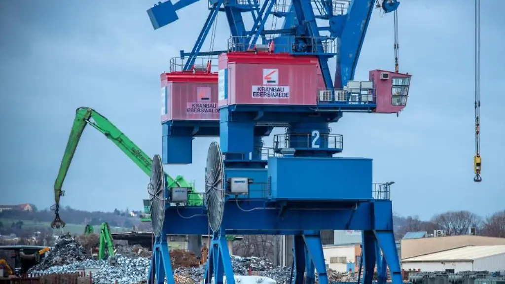 Krane-stehen-an-der-Kaianlage-im-Dresdner-Alberthafen