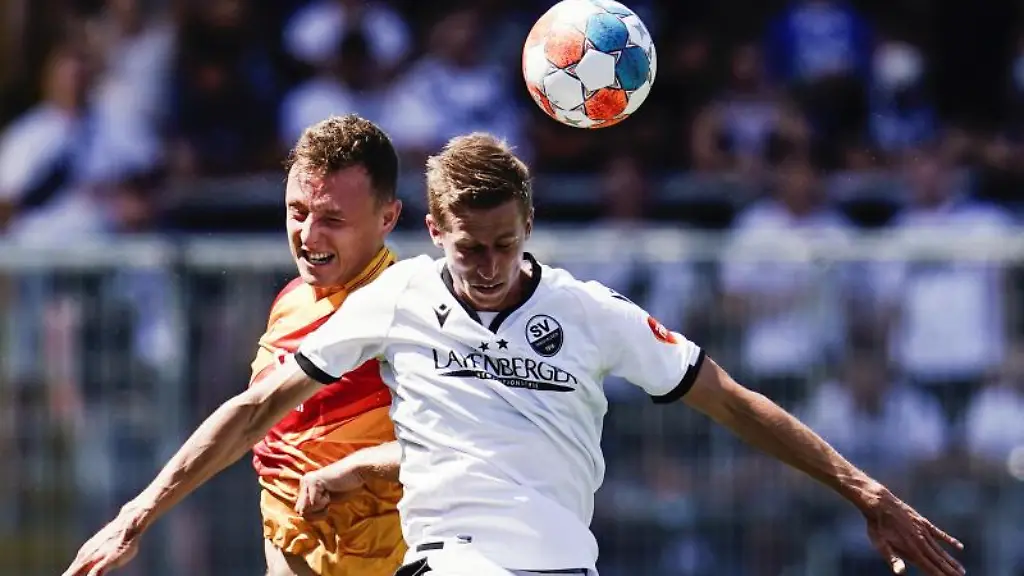 Karlsruhes-Robin-Bormuth-l-und-Sandhausens-Arne-Sicker-kaempfen-um-den-Ball