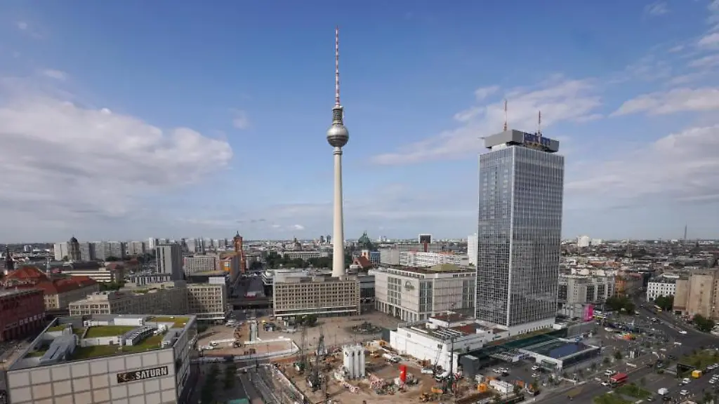 Blick-von-oben-auf-den-Alexanderplatz-und-dem-Fernsehturm