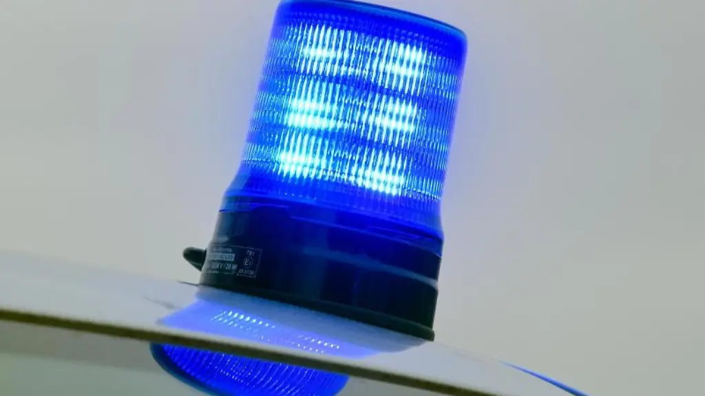 Blaulicht-auf-einem-Einsatzwagen-der-Polizei