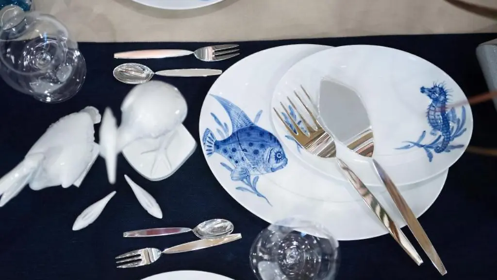 Teller-und-Schuesseln-stehen-auf-einem-gedeckten-Tisch