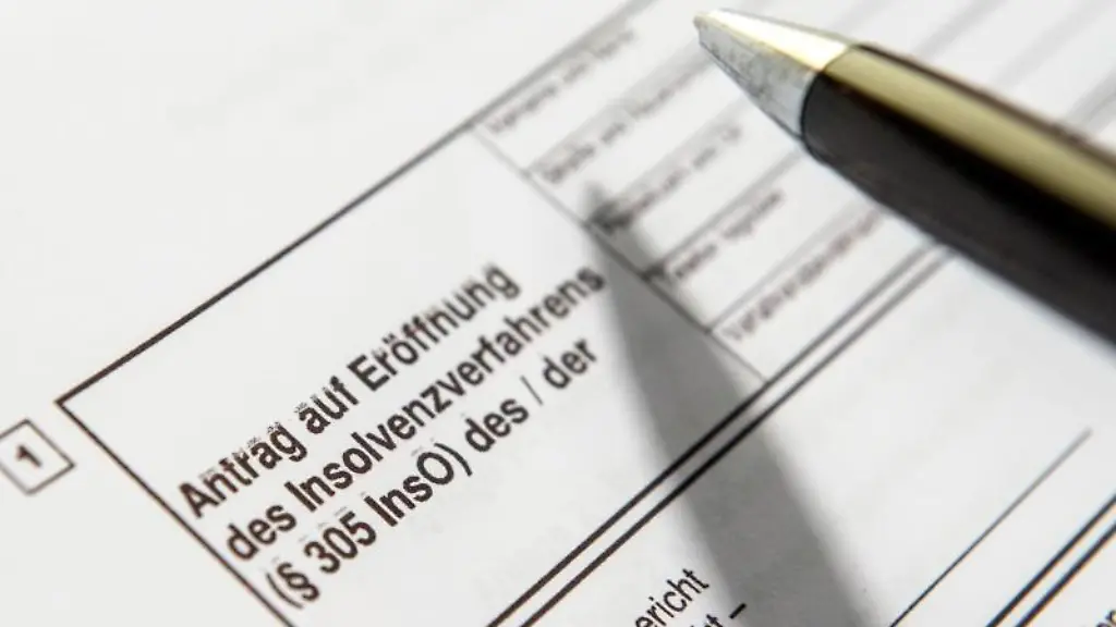 Ein-Kugelschreiber-zeigt-auf-einen-Antrag-zur-Eroeffnung-eines-Insolvenzverfahrens
