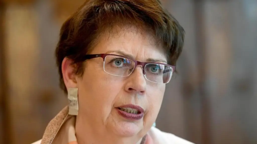 Birgit-Hone-SPD-Europaministerin-von-Niedersachsen-spricht-waehrend-einer-Pressekonferenz