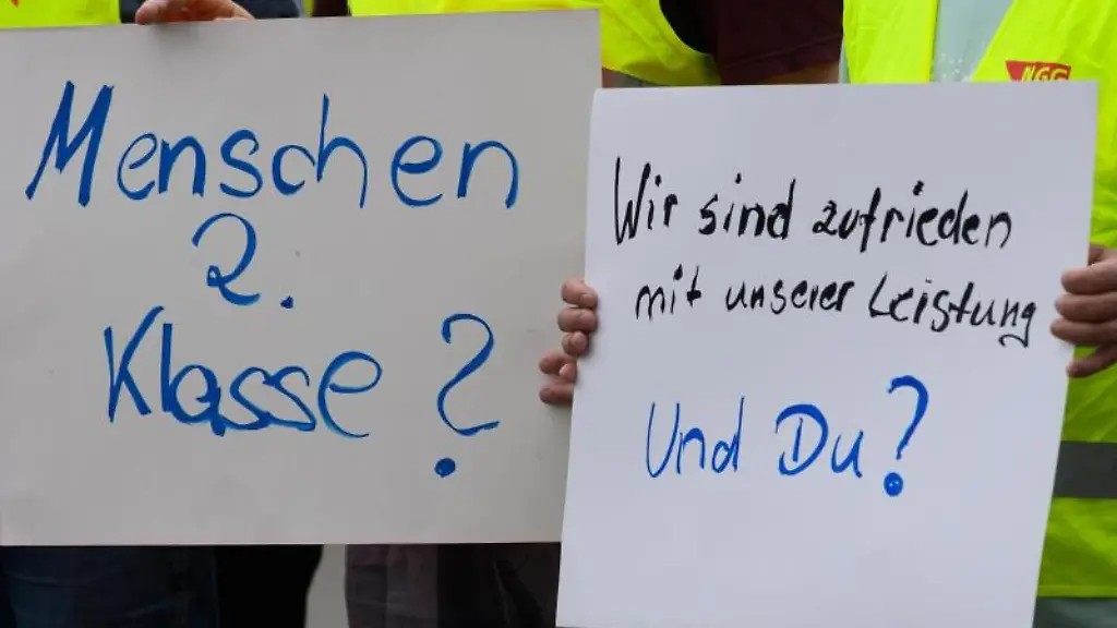 Mitarbeiter-der-Teigwaren-Riesa-GmbH-stehen-am-Abend-waehrend-eines-Streiks-vor-dem-Werk