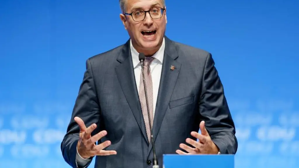 Tobias-Koch-CDU-Mitglied-der-CDU-Fraktion-im-schleswig-holsteinischen-Landtag-spricht