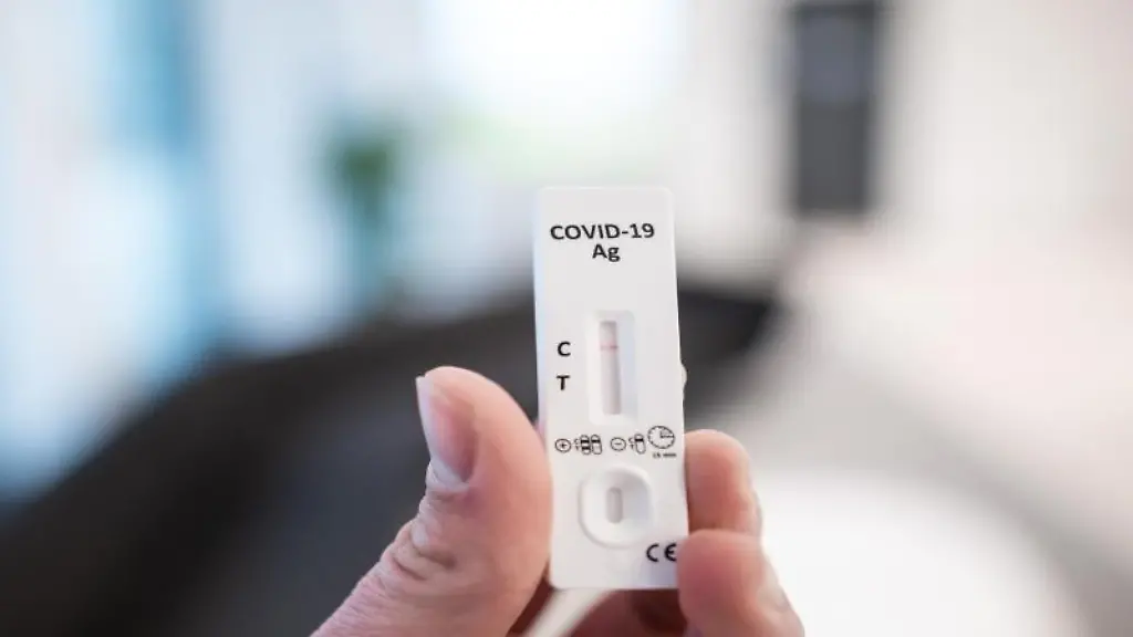 Ein-Mann-haelt-einen-Corona-Schnelltest-in-der-Hand