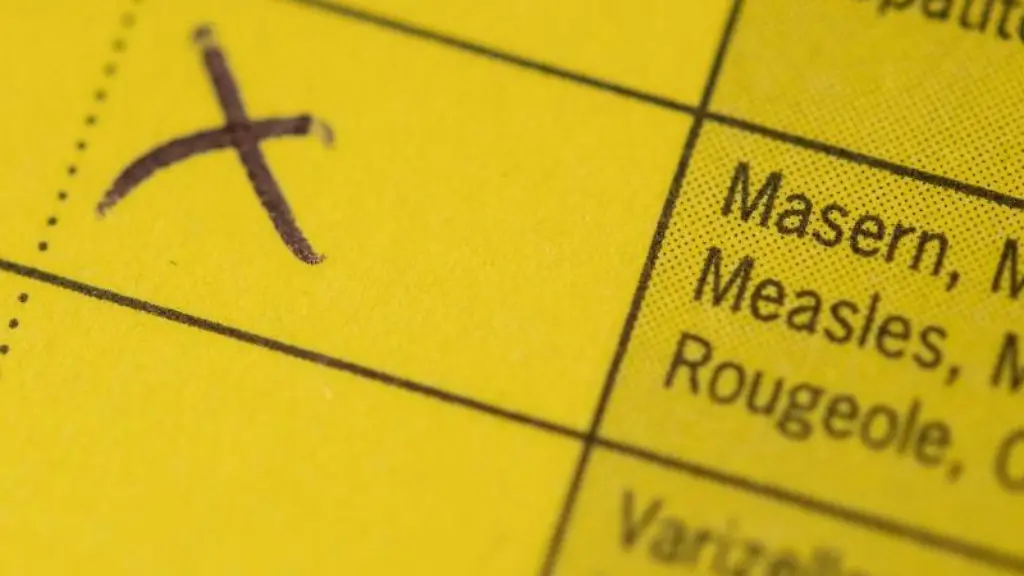 Ein-Impfpass-liegt-auf-einem-Tisch